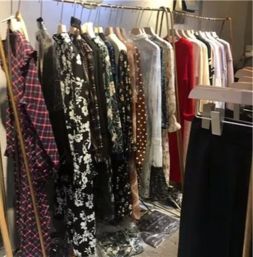 四季青最后一波清仓 围巾10元、衣服20元，比奶茶还便宜！